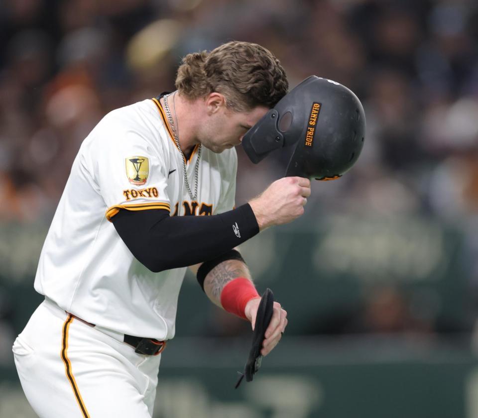 　５回、死球を受けるも長谷川に向かってヘルメットを取り、一塁へ向かうキャベッジ（撮影・西岡正）