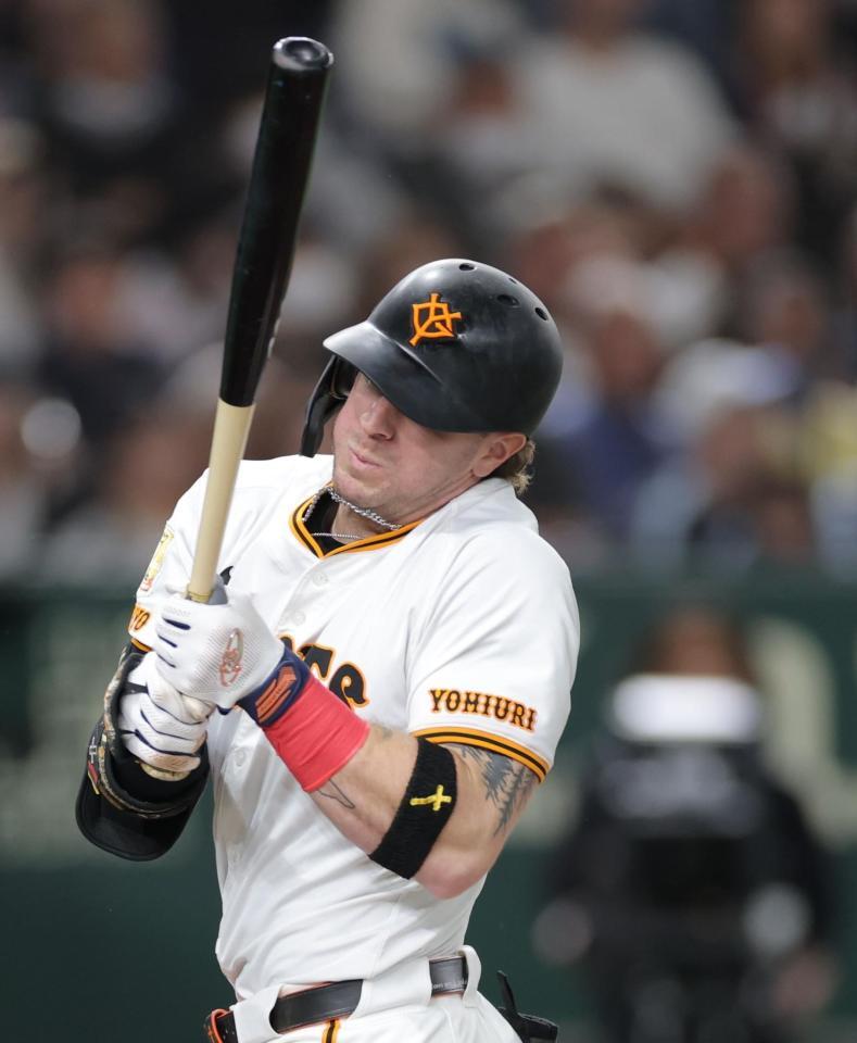 　５回、死球にのけ反るキャベッジ（撮影・西岡正）