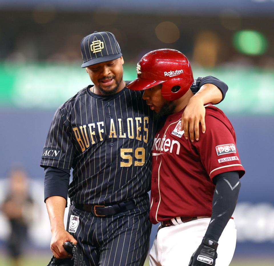 　８回、フランコ（右）は二ゴロに倒れ、ペルドモに慰められる？（撮影・山口登）