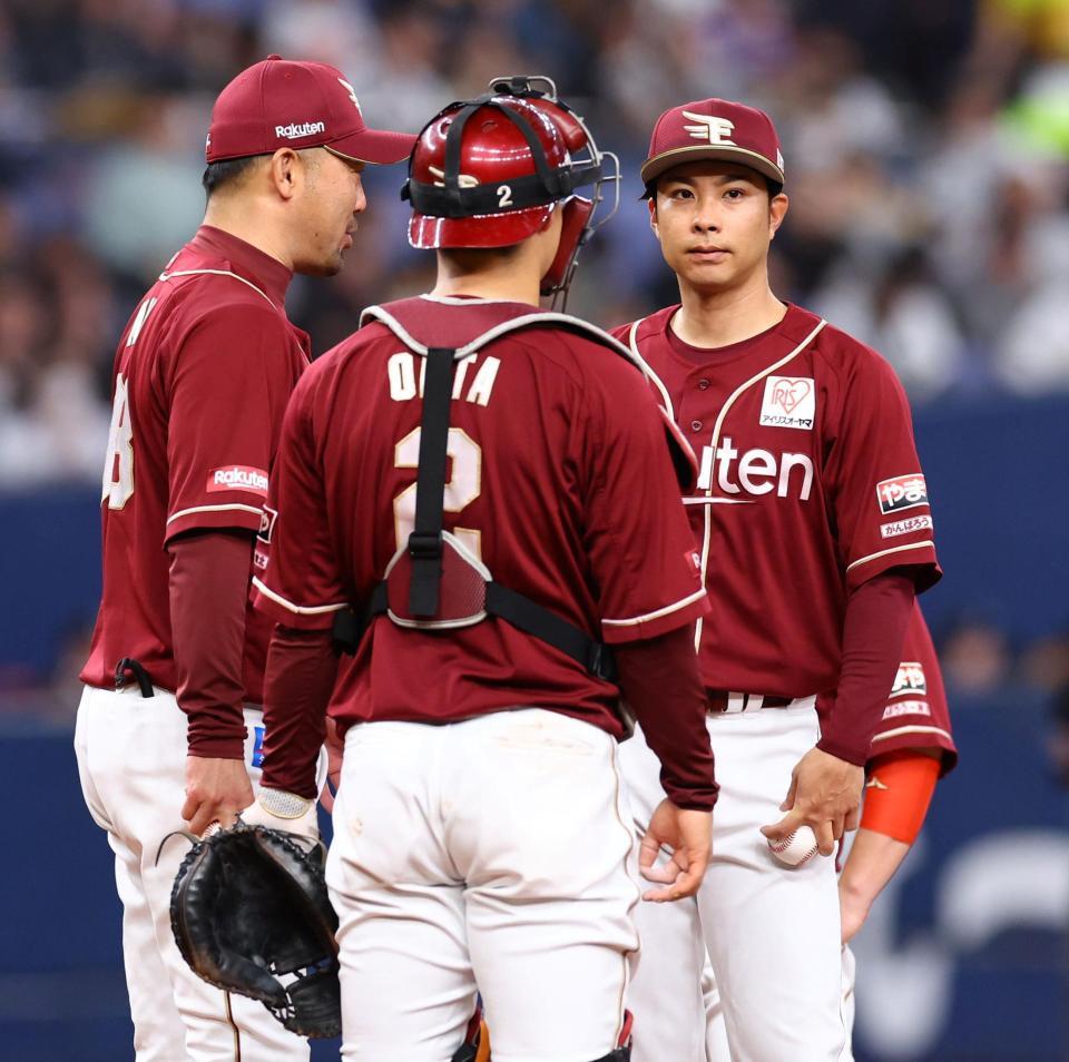 　２回、三木監督（左）がマウンドに行き辛島（右）に降板を告げる（撮影・山口登）