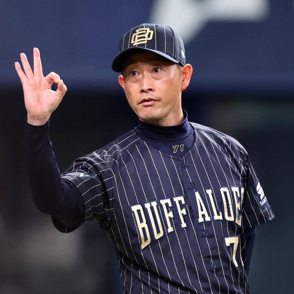 　８回、選手交代を告げる岸田監督（撮影・山口登）