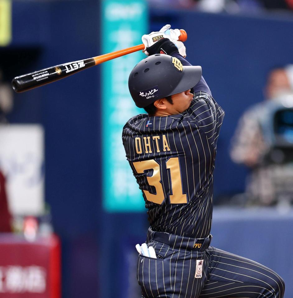 　８回、右前に適時打を放つ太田（撮影・山口登）