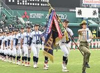 　紫紺の優勝旗を手に場内一周する阿部葉主将（手前）ら横浜ナイン（撮影・開出牧）