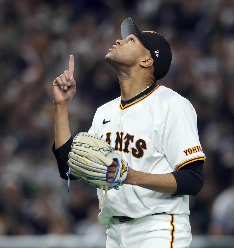 　ヤクルトに勝利し、天を指さすマルティネス