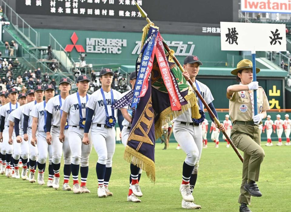 　紫紺の優勝旗を手に場内一周する阿部葉主将（手前）ら横浜ナイン（撮影・開出牧）