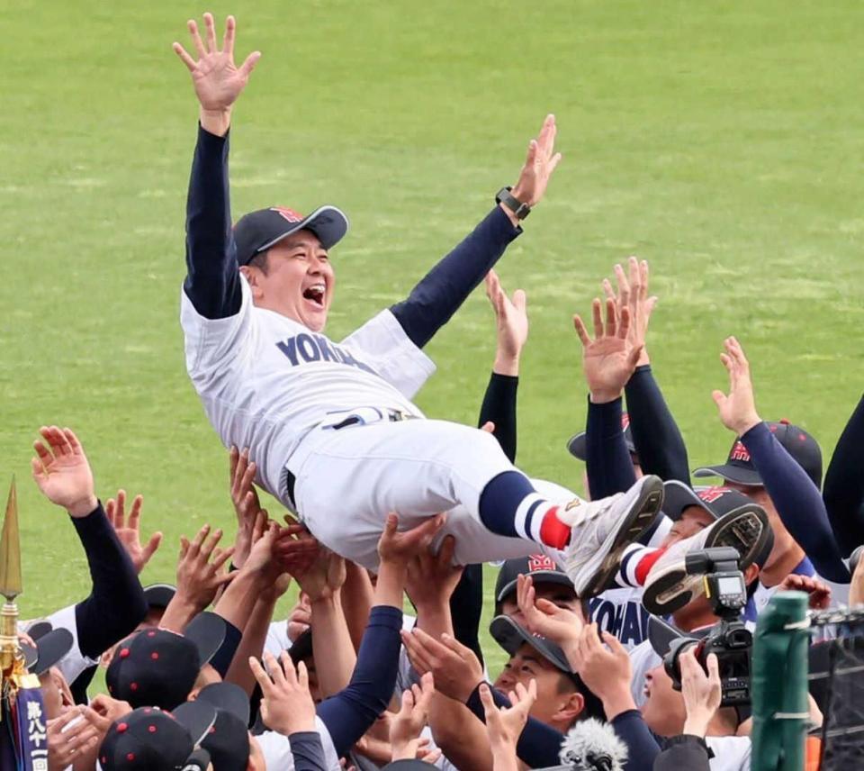 　ナインに胴上げされる横浜・村田監督（撮影・石井剣太郎）