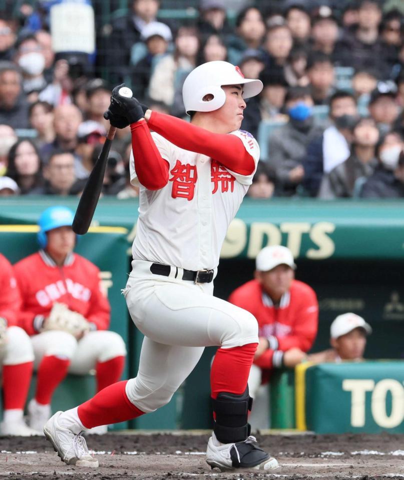 　８回、２点三塁打を放つ智弁和歌山・福元