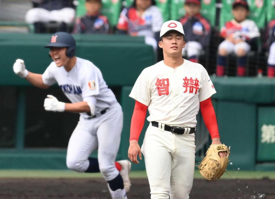 　６回、横浜・駒橋（左）に適時打を許す智弁和歌山・渡辺