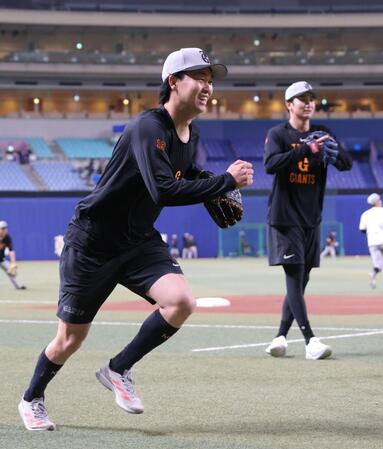 　ノックを受ける山崎（撮影・西岡正）