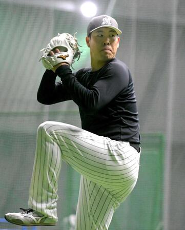 　キャッチボールする西野（撮影・佐藤厚）