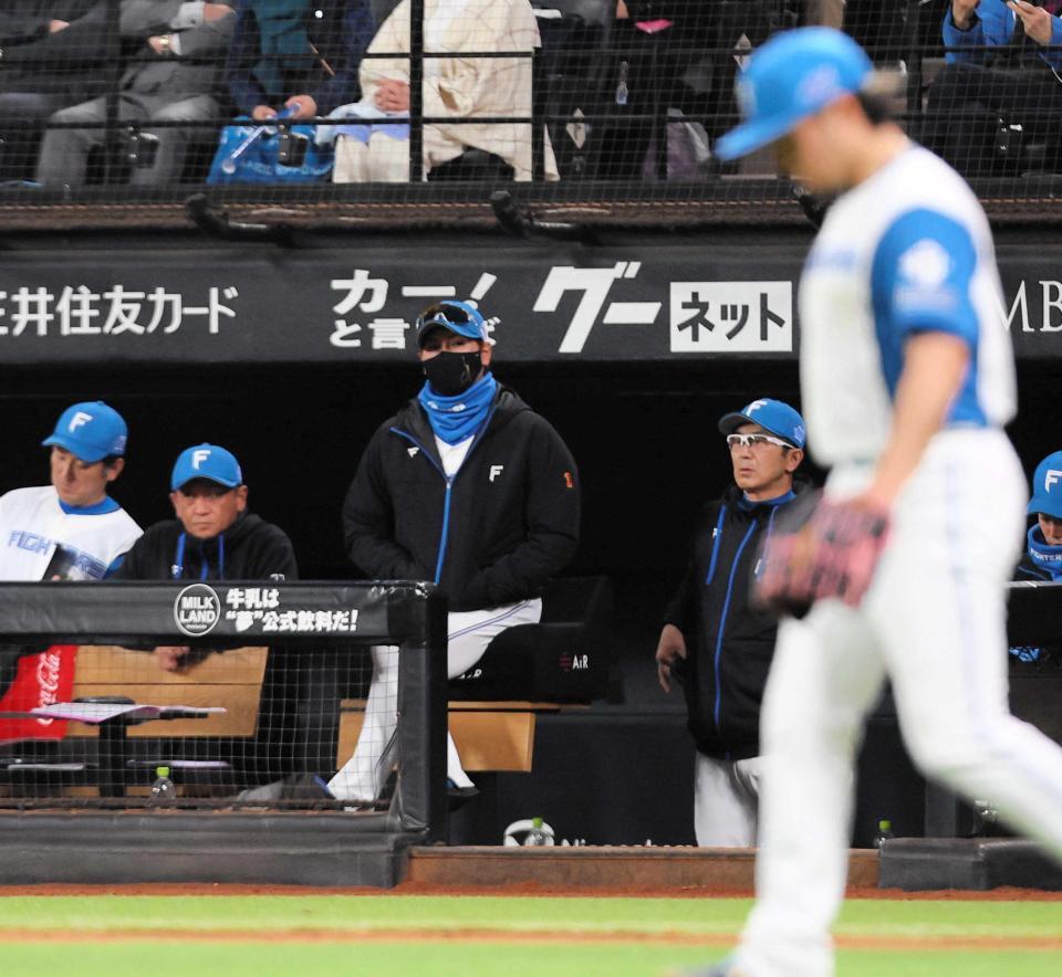 　２回、追加点を許した伊藤（右）を見つめる新庄監督（中央）＝撮影・中島達哉