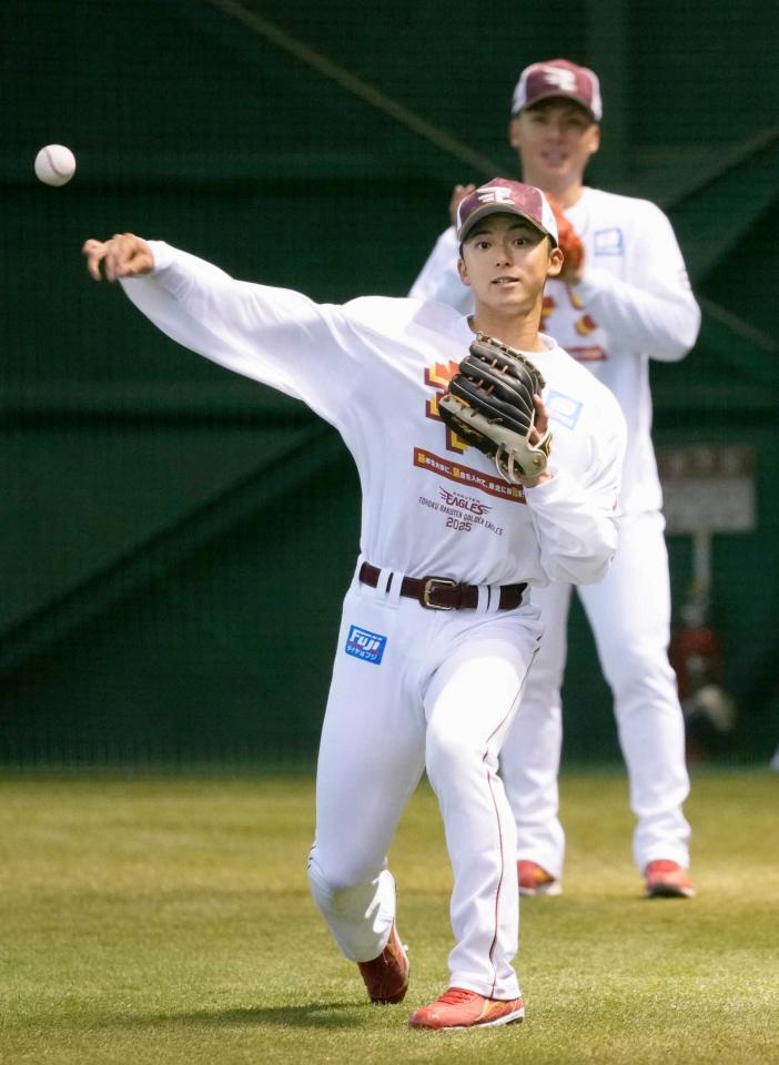 　西武戦の中止が決まり、室内で練習する宗山