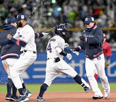 　１０回、サヨナラ安打を放ち祝福される丸山和（中央）＝撮影・園田高夫