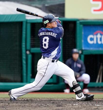 　４回、渡部聖が右中間に先制の三塁打を放つ