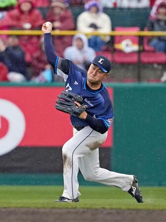 　５回、宗山の左前打を本塁へ好返球する左翼手・渡部聖