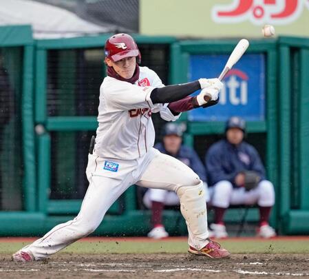 　６回、伊藤が一塁へ適時打を放つ