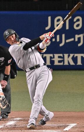 　２回、坂本が先制の中犠飛を放つ