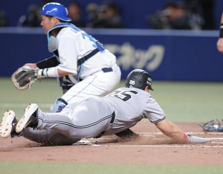 　２回、坂本の中犠飛で生還する岡本（撮影・西岡正）