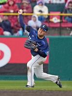 　５回、宗山の左前打を本塁へ好返球する左翼手・渡部聖