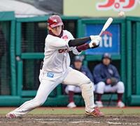 　６回、伊藤が一塁へ適時打を放つ