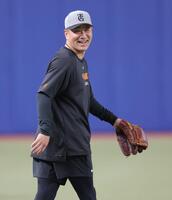 　笑顔で外野に向かう田中将（撮影・西岡正）