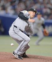 　３回、岡林の投手強襲打に苦痛の表情を浮かべる田中将（撮影・西岡正）