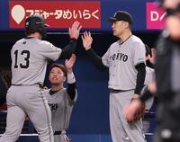 　３回、生還したキャベッジ（左）とタッチを交わす田中将