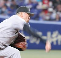 　中日打線を相手に力投する田中将（撮影・西岡正）