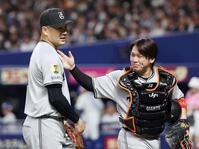 　４回裏を終え、甲斐（右）とタッチを交わす田中将