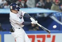 　７回、赤羽が左越えに適時二塁打を放つ