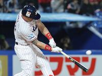 　４回、オスナが左翼線に先制二塁打を放つ