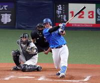 　８回、センターオーバーの適時二塁打を放つ牧（撮影・立川洋一郎）