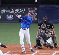 　６回、中前へ先制適時打を放つ梶原（撮影・立川洋一郎）