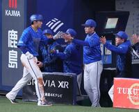 　９回、森敬の中犠飛で生還した山本（左）とタッチを交わす三浦監督（撮影・立川洋一郎）