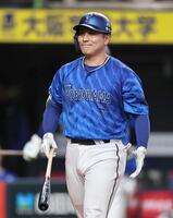 　９回、苦笑いしながら打席に戻る佐野（撮影・田中太一）