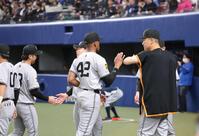 　７回を終え、ナインを迎える田中将（右）。左は船迫（撮影・西岡正）