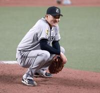 　５回、代打・辻本を遊ゴロに打ち取り笑顔の田中将