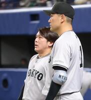 　４回、甲斐（左）と話す田中将（撮影・西岡正）