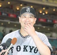 　ヒーローインタビューで笑みを浮かべる田中将（撮影・西岡正）