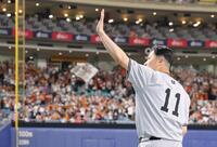 　ファンの声援に応える田中将（撮影・西岡正）