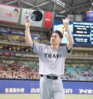 　ファンの声援に両手を振って応える田中将（撮影・西岡正）