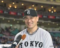 　ヒーローインタビューで感慨深げに話す田中将（撮影・西岡正）