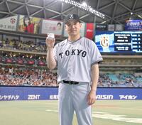 　ウイニングボールを持つ田中将（撮影・西岡正）