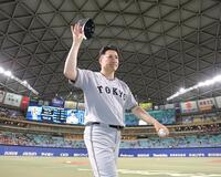 　ウイニングボールを手にファンの声援に応える田中将（撮影・西岡正）