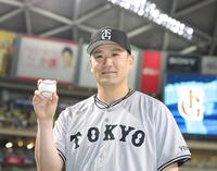 　ヒーローインタビューの後、ウイニングボールを持つ田中将（撮影・西岡正）