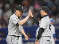 　今季初勝利を挙げ、阿部監督（右）とタッチを交わす田中将（撮影・西岡正）