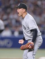 　５回、ピンチをしのぎ、拳を握って吠える田中将（撮影・西岡正）