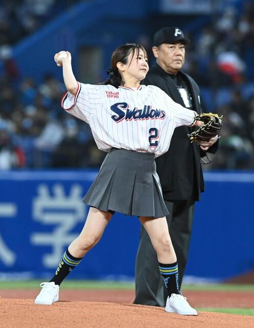 ちっちゃくて可愛い」神宮に降臨の燕党美女、正体は！？スカートひらめ
