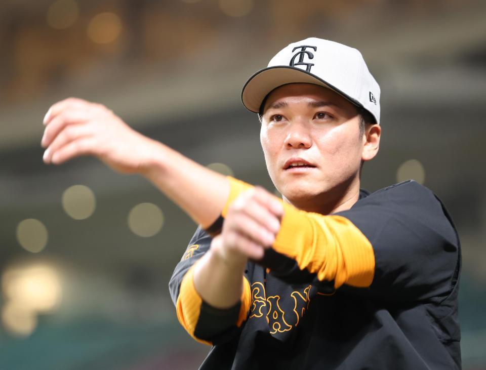 　ウオーミングアップする巨人・坂本