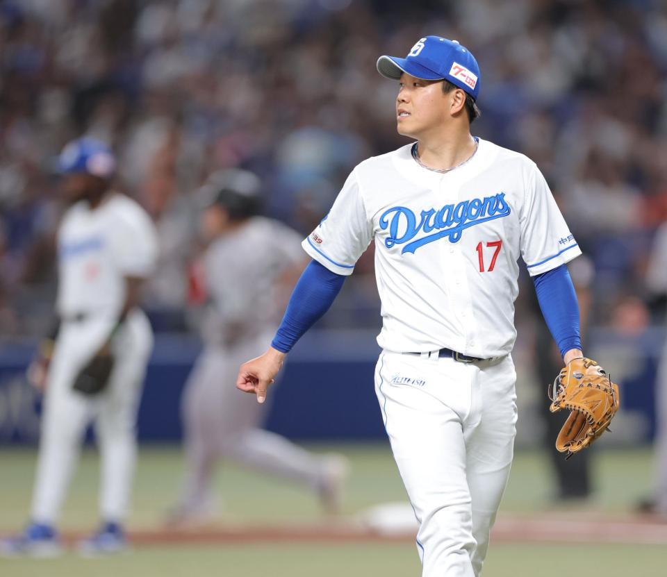 １回、岡本（左から２人目）に先制打を浴びた柳（撮影・西岡正）